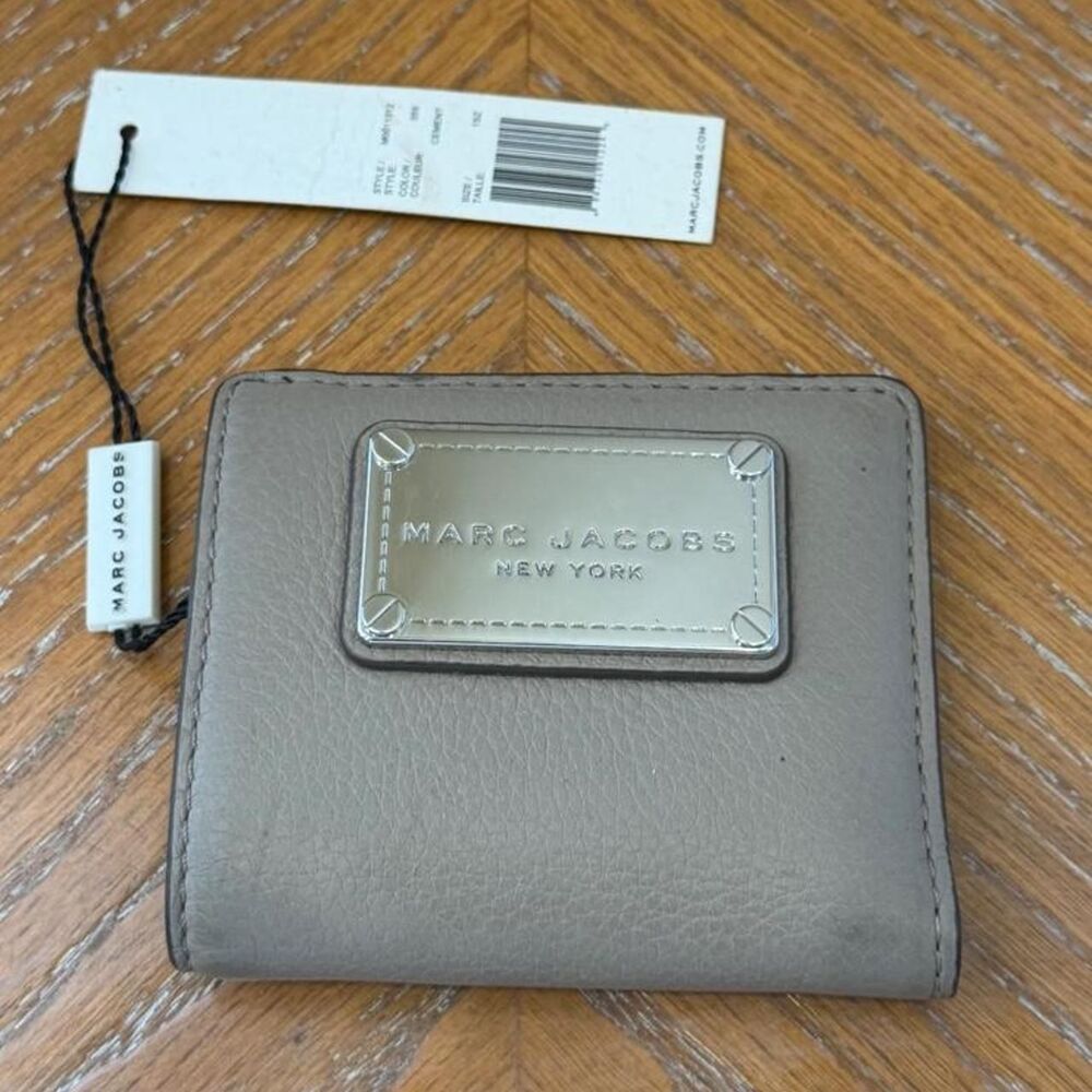 NWT Marc Jacobs Gray Cement Bifold Logo Metal Plate Leather Card Wallet